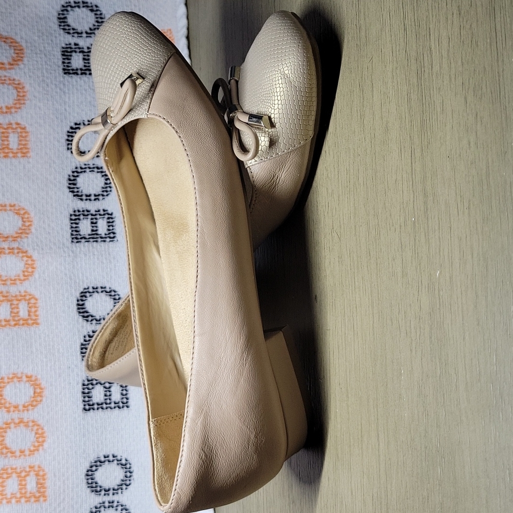 Nude roundtoe Naturalizer flats